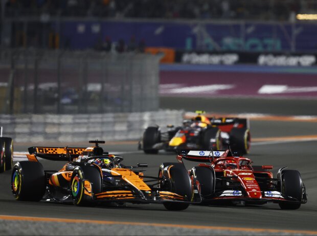 Charles Leclerc (Ferrari SF-24) und Oscar Piastri (McLaren MCL38) beim Formel-1-Rennen in Katar 2024