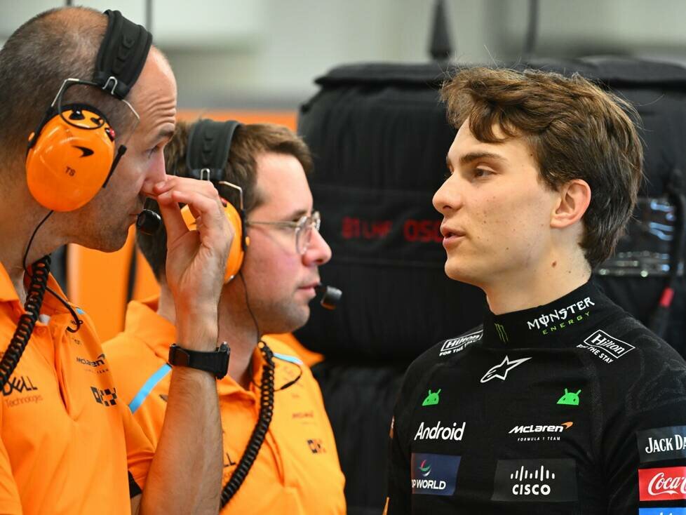 Oscar Piastri in der McLaren-Garage bei einem Gespräch