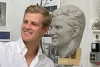 Marcus Ericsson steht Modell für die Indy-500-Trophäe