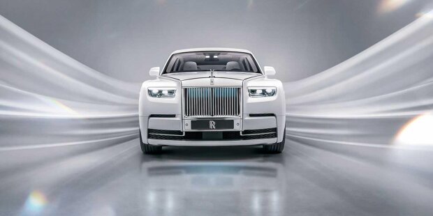 Rolls-Royce Phantom (2022) mit beleuchtetem Grill und Disc Wheels