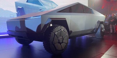 Tesla Cybertruck debütiert mit Sci-Fi-Design und Mega-Reichweite