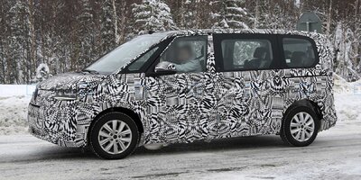 Neuer VW T7 Multivan Erlkönig mit Serienkarosse erwischt